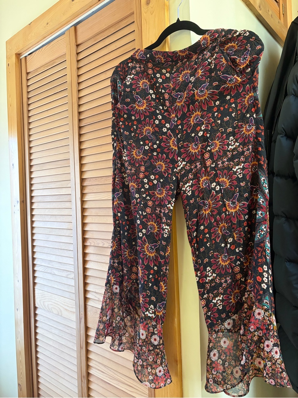 BCBGeneration Black Floral Ruffle-Hem Ankle pants